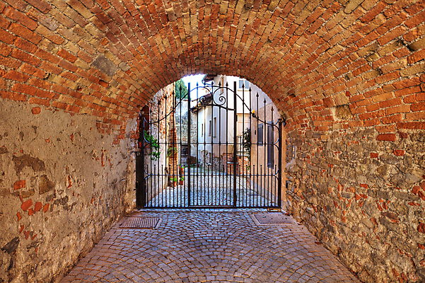 포토 JPG 해외이미지 외관 유럽 벽 여행 건축양식 휴가 벽돌 거리 사람없음 여행객 이탈리아 수확 골동품 복도 중세 역사 터널 작음 땅 만취 통로 아치 대문 좁은 타운 안뜰 옛날 인기 해외202004 해외포토 건축 나라 길 농업 사람 문 도시 크기 술취함 파일형식 이미지허브