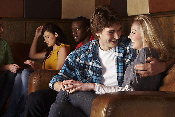 포토 JPG 해외이미지 백인 커플 응시 여자 남자 무기 데이트 관계 함께함 관리 대화 사랑 사람 여러명 20대 가로 친구 파티 축하 잡기 바 날짜 유혹 클럽 길이 해외202004 해외포토 서양인 시선 감정 다수 컨셉 모션 말하기 이벤트 청년 파일형식 이미지허브