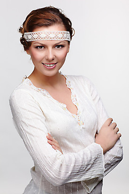 포토 JPG 해외이미지 백인 전통 라이프스타일 손 드레스 옷 여자 행복 감정 유럽 문화 얼굴 한명 미소 사람 여러명 성인 금발 머리 유행 어둠 줄무늬 회색 흰색 표현 화려 재산 우아함 뿌리 자수 러시아인 민화 전국 스타일 해외202004 해외포토 서양인 1 헤어스타일 나라 컬러 다수 컨셉 무늬 표정 생활 신체부위 금융 그림 파일형식 이미지허브