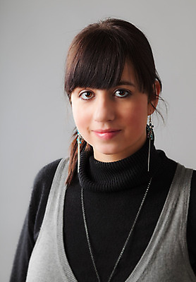 포토 JPG 해외이미지 응시 시선 여자 여유 백그라운드 생각 갈색머리 실내 한명 사람 세로 회색 선택 배려 해외202004 해외포토 1 헤어스타일 감정 컬러 컨셉 내부 파일형식 이미지허브