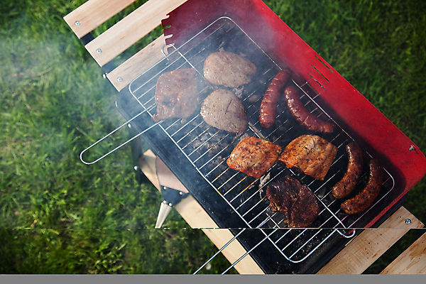 포토 JPG 해외이미지 주간 육류 요리 사람없음 야외 파티 정원 연기 그릴 바비큐 굽기 소시지구이 해외202004 해외포토 자연요소 음식 식재료 주방용품 이벤트 소시지 구이 파일형식 이미지허브