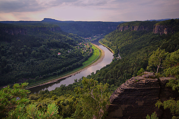 포토 JPG 해외이미지 공원 유럽 여행 자연 하늘 파노라마 풍경 사람없음 초록색 물 여름 강 계곡 하이킹 바위 숲 언덕 사암 내추럴 전국 해외202004 해외포토 자연요소 계절 공공시설 나라 컬러 레저 촬영기법 돌_바위 생태계 파일형식 이미지허브
