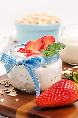 포토 JPG 해외이미지 그릇 리본 딸기 단면 유리병 디저트 실내 사람없음 시리얼 흰배경 요거트 나무도마 해외202004 해외포토 식기 음식 백그라운드 과일 병_용기 유제품 도마 내부 목재 흰색 파일형식 이미지허브