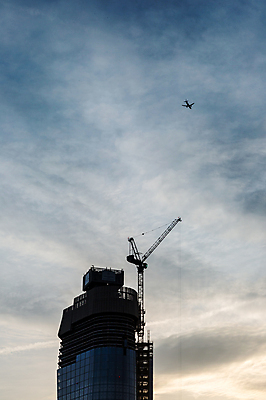 포토 JPG 해외이미지 디자인 산업 컨셉 패턴 비즈니스 건축양식 유리 하늘 성공 추상 주택 사람없음 건물 금융 경제 파란색 빛 쇼핑 사무실 탑 고층빌딩 일몰 성장 도시 업무 시장 고급 땅 쇼핑몰 아래 기중기 런던 황소 투자 구성 대패 해외202004 해외포토 건축물 건축 컬러 무늬 재질 영국 빌딩 노을 작업 소 중장비 방향 위치 파일형식 이미지허브