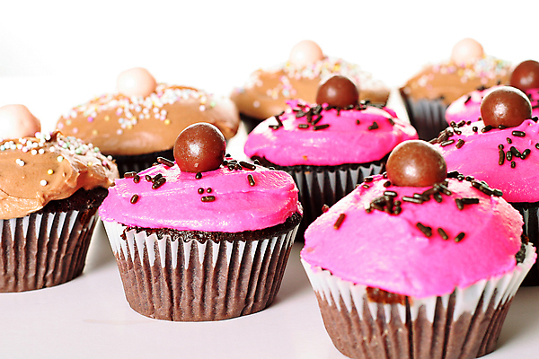 포토 JPG 해외이미지 음식 분홍색 백그라운드 다이어트 디저트 주택 건강 사람없음 파티 케이크 초콜릿 얼음 흰색 대접 달콤 컵케이크 굽기 먹기 뿌리기 유기농 슛 칼로리 고립 페스츄리 해로움 프로스팅 해외202004 해외포토 자연요소 웰빙 빵 컬러 컨셉 모션 이벤트 건물 맛 구이 제빵 파일형식 이미지허브