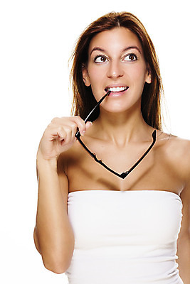 포토 JPG 해외이미지 백인 1 라이프스타일 손 응시 여자 행복 안경 얼굴 백그라운드 프레임 갈색머리 한명 미소 사람 성인 옆모습 갈색 머리 유행 검은색 흰색 표현 잡기 입 고급 치아 토막 스타일 해외202004 해외포토 서양인 헤어스타일 시선 잡화 감정 뷰포인트 컬러 컨셉 모션 표정 생활 신체부위 소화기관 파일형식 이미지허브