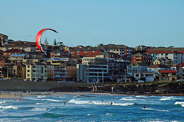 포토 JPG 해외이미지 스포츠 파도 바다 날개 바람 사람없음 빨간색 물 파란색 젖음 서핑 떨어짐 시원함 연 속도 낙하산 서퍼 제어 해외202004 해외포토 자연요소 컬러 컨셉 날씨 운동선수 놀이용품 수상스포츠 파일형식 이미지허브
