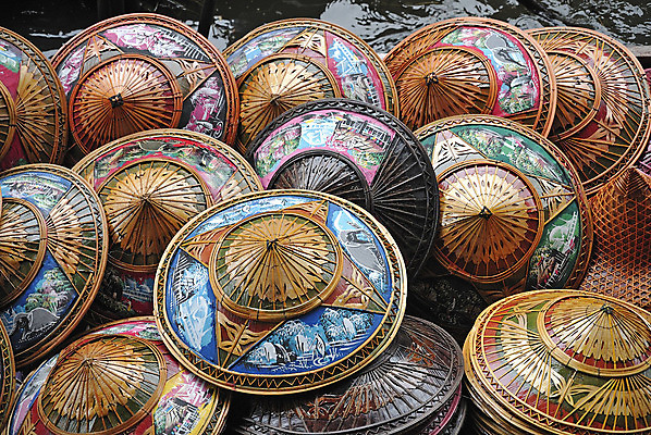 포토 JPG 해외이미지 전통 디자인 드레스 옷 아시아 리본 분홍색 패턴 장신구 태국 밥 거리 따뜻함 사람 동양인 사람없음 태양 머리 유행 일본 맑음 중국 흰색 뜨거움 원형 그룹 시장 베트남 인도네시아 원뿔 기어 밀짚 타입 강렬 고립 매각 캡모자 펠트 핸드메이드 스타일 해외202004 해외포토 자연요소 도형 모자_잡화 나라 음식 컬러 무늬 날씨 인종 신체부위 동남아시아 짚 파일형식 천_직물 이미지허브