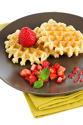 포토 JPG 해외이미지 접시 딸기 실내 사람없음 식탁보 민트 흰배경 와플 과일조각 딸기시럽 해외202004 해외포토 식기 조각 백그라운드 과일 디저트 내부 흰색 허브 시럽 파일형식 이미지허브