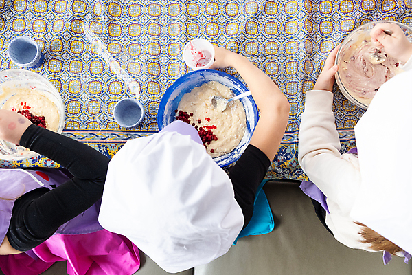 포토 JPG 해외이미지 라이프스타일 남자 행복 어린이 음식 스포츠 백그라운드 포크 신체 의자 장난 탁자 건강 파노라마 요리 소년 사람없음 글로벌 식당 보라색 카페 기쁨 흰색 오븐 작음 큼 컵케이크 크림 반죽 만들기 엽서 러시아인 캡모자 캐러멜 많음 해외202004 해외포토 서양인 모자_잡화 식기 감정 컬러 가구 컨셉 모션 디저트 촬영기법 사람 생활 케이크 상점 가전제품 크기 편지 파일형식 이미지허브