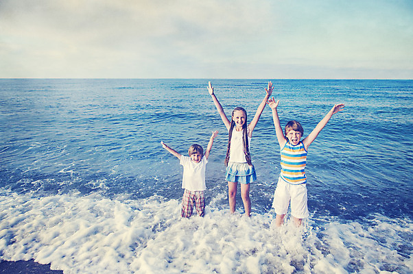 포토 JPG 해외이미지 백인 라이프스타일 여자 남자 행복 아들 어린이 모래 바다 2 겨울 가족 놀이 하늘 휴가 함께함 건강 미소 사람 소년 야외 가로 세명 물 여름 파란색 청춘 달리기 자유 가을 언니 남동생 수평선 해외202004 해외포토 자연요소 서양인 계절 감정 컬러 컨셉 관계 모션 표정 생활 자매 동생 파일형식 이미지허브