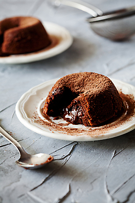 포토 JPG 해외이미지 접시 회색배경 단면 실내 사람없음 아웃포커스 초콜릿 숟가락 달콤 해외202004 퐁당오쇼콜라 해외포토 식기 백그라운드 디저트 촬영기법 수저 내부 회색 맛 파일형식 이미지허브