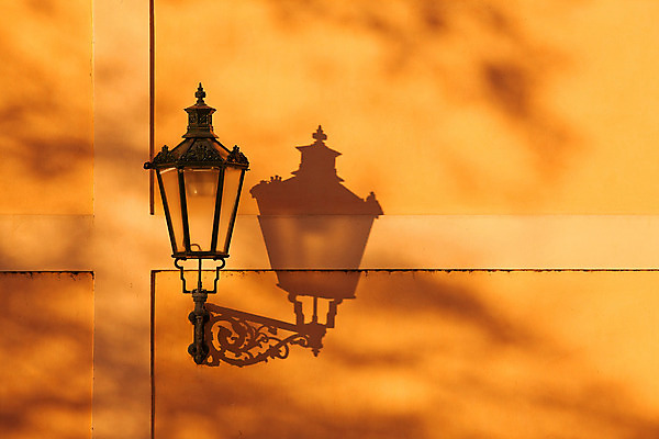 포토 JPG 해외이미지 외관 실루엣 유럽 문화 벽 여행 건축양식 유리 거리 그림자 사람없음 야외 장식 가로 빛 햇빛 금속 장비 등불 램프 도시 점 뜨거움 화려 철 복고 체코 프라하 타운 공화국 스타일 해외202004 해외포토 건축 나라 컨셉 재질 조명 촬영기법 태양 파일형식 이미지허브