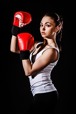 포토 JPG 해외이미지 백인 모델 라이프스타일 여자 스포츠 장갑 백그라운드 셔츠 건강 한명 사람 빨간색 상자 갈색 검은색 어둠 흰색 반지 만족 클럽 싸움 공격적 스트라이크 엮은 킥복싱 스타일 해외202004 해외포토 서양인 1 잡화 감정 컬러 컨셉 상의 장신구 모션 생활 권투 파일형식 이미지허브