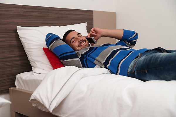 포토 JPG 해외이미지 백인 남자 대학생 베개 휴식 실내 한명 미소 들기 사람 소년 상반신 옆모습 10대 스마트폰 눕기 눈감음 침대 잡기 통화 십대남자한명만 해외202004 해외포토 서양인 1 학생 어린이 뷰포인트 가구 컨셉 침구 모션 청소년 표정 내부 핸드폰 스마트기기 남자한명만 십대남자만 파일형식 이미지허브