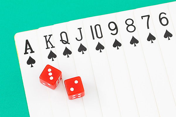 포토 JPG 해외이미지 백그라운드 놀이 탁자 사람없음 빨간색 초록색 세트 숫자 쌓기 검은색 게임 흰색 신용카드 그룹 도박 정상 위험 갑판 수집 삽 심볼 카지노 주사위 클럽 기회 포커 중독 곤봉 카피스페이스 해외202004 해외포토 문자 스포츠용품 컬러 가구 컨셉 배_교통 모션 금융 공백 트럼프 파일형식 이미지허브