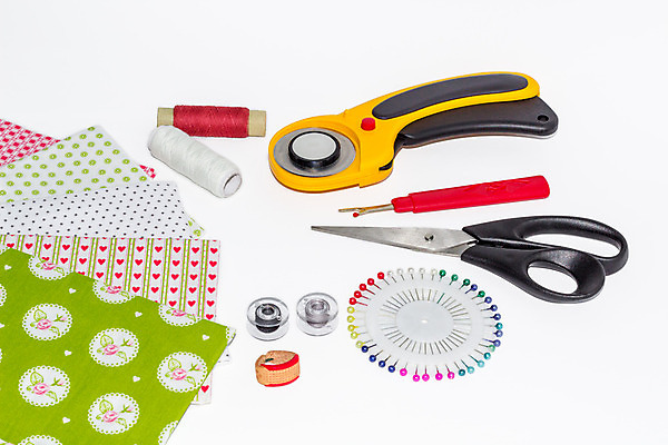 포토 JPG 해외이미지 손 밧줄 줄 조각 부분 자 취미 사람없음 세트 매트 직물 면 업무 바 조직 실 낟알 바느질 실크 자르기 측정 오브젝트 질감 롤 실타래 규칙 주인 얼레 골무 구성 명품 커터 퀼트 항목 핸드메이드 해외202004 해외포토 모션 문구용품 신체부위 작업 상품 파일형식 이미지허브