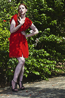 포토 JPG 해외이미지 헤어스타일 한명 야외 빨간색 초록색 유행 정원 봄 화려 이국적 스타일 세련 해외202004 해외포토 1 계절 컬러 컨셉 사람 파일형식 이미지허브