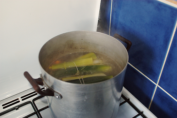 포토 JPG 해외이미지 전통 접시 음식 채소 감자 육류 요리 사람없음 주방 저녁식사 당근 소고기 신선 뜨거움 사발 수프 냄비 점심식사 해외202004 해외포토 식기 식재료 뿌리채소 식사 사기그릇 솥 파일형식 이미지허브