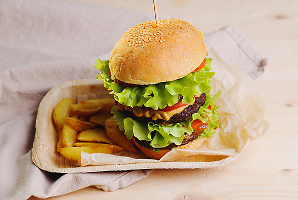 포토 JPG 해외이미지 접시 종이 패스트푸드 실내 사람없음 햄버거 인스턴트 정크푸드 웨지감자 나무배경 해외202004 해외포토 식기 음식 백그라운드 감자 내부 감자요리 파일형식 이미지허브