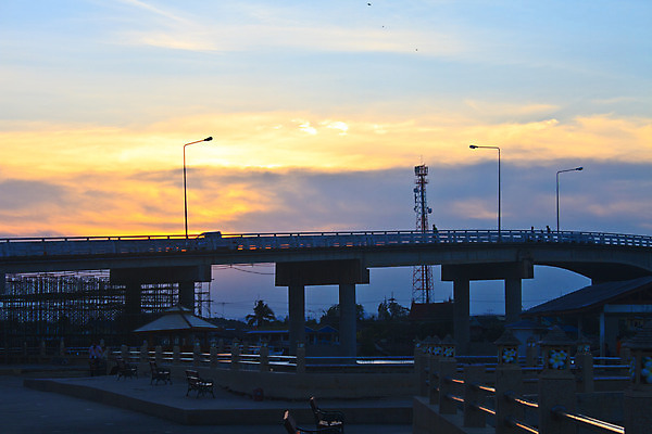 포토 JPG 해외이미지 도로 여행 오렌지 건축양식 하늘 휴가 사람없음 야외 물 강 도시풍경 컬러풀 금속 보라색 황혼 일몰 도시 고속도로 문학 대도시 통근 해외202004 해외포토 자연요소 건축 길 컬러 과일 교통시설 재질 풍경 노을 출근 파일형식 이미지허브