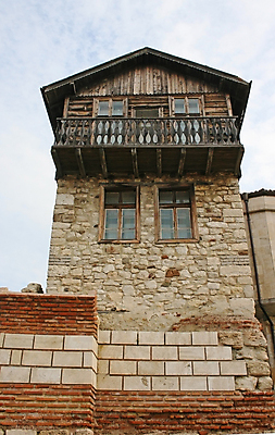 포토 JPG 해외이미지 외관 문화 건축양식 창문 하늘 벽돌 주택 사람없음 건물 목재 파란색 발코니 시골 장면 구식 불가리아 옛날 해외202004 해외포토 나무 건축물 건축 컬러 재료 파일형식 남유럽 이미지허브