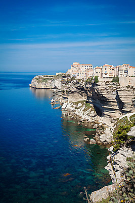 포토 JPG 해외이미지 캐릭터 유럽 모래 바다 자연 하늘 휴가 주택 풍경 사람없음 물 파란색 마을 어둠 프랑스 바위 흰색 저녁 땅 지중해 내추럴 코르시카 해외202004 해외포토 자연요소 나라 컬러 섬 건물 돌_바위 야간 생태계 파일형식 이미지허브