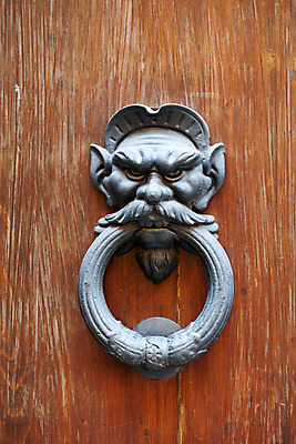 포토 JPG 해외이미지 디자인 조각 백그라운드 패턴 주택 사람없음 목재 장식 갈색 문 금속 이탈리아 골동품 중세 역사 고급 사자 신비 철 과거 문고리 청동 고딕 구식 시에나 옛날 토스카나 스타일 해외202004 해외포토 나무 유럽 컬러 컨셉 무늬 재료 포유류 재질 건물 파일형식 이미지허브