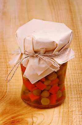 포토 JPG 해외이미지 리본 유리병 실내 사람없음 묶기 올리브 피클 노끈 나무탁자 올리브피클 해외202004 해외포토 열매 줄 모션 탁자 병_용기 내부 절임 파일형식 이미지허브