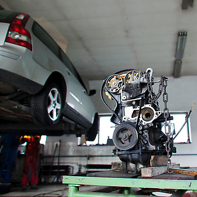 포토 JPG 해외이미지 백인 직업 1 응시 행복 겨울 교통시설 자동차 노동자 기술 실내 안전 사람 성인 사람없음 파란색 상점 검은색 공구 스패너 잡기 업무 바퀴 작업실 기술자 변화 수리 아래 서비스 타이어 고정 정비공 유지 깨짐 자동 조작 차고 해외202004 해외포토 서양인 시선 계절 감정 육상교통 컬러 교통 컨셉 모션 내부 도구 작업 방향 시설 위치 파일형식 이미지허브