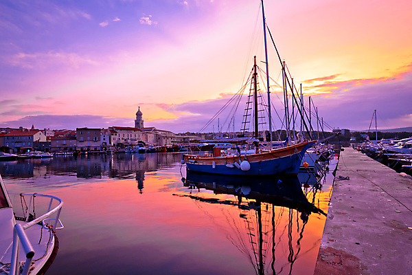포토 JPG 해외이미지 주간 구름 하늘 풍경 사람없음 야외 건물 태양 교회 마을 일출 항구 크로아티아 선박 해외202004 해외포토 자연요소 건축물 유럽 수상교통 종교건축 교통시설 노을 파일형식 이미지허브