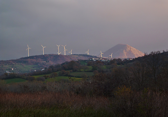포토 JPG 해외이미지 구름 날개 자연 하늘 바람 풍경 사람없음 초록색 파란색 환경 탑 금속 힘 재활용 행성 풍차 발전기 에너지 분위기 선택 언덕 옵션 생태계 역동적 프로펠러 태양에너지 유지 내추럴 방앗간 개발 생태학 해외202004 해외포토 자연요소 건축물 교육 컬러 컨셉 재질 날씨 우주 발전소 그린에너지 친환경 파일형식 이미지허브
