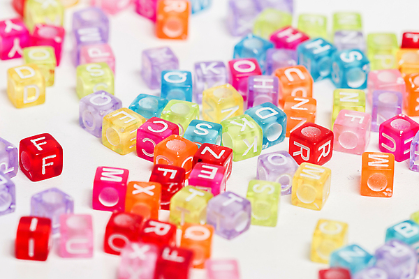 포토 JPG 해외이미지 캐릭터 알파벳 교육 어린이 백그라운드 컨셉 패턴 목걸이 텍스트 팔찌 추상 사람없음 장식 단어 컬러풀 블록 활발 흰색 혼합 작음 편지 손목 큐브 정리 조립 구슬장식 섞기 혼란 많음 해외202004 해외포토 문자 영어 컬러 무늬 장신구 사람 신체부위 크기 구슬 파일형식 이미지허브