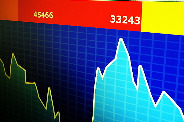 포토 JPG 해외이미지 과학 돈 인터넷 성공 그래프 사람없음 금융 경제 파란색 컴퓨터 세계 글로벌 사무실 스크린 모니터 자료 성장 시장 재산 주식 분석 보고서 투자 수입 유대감 해외202004 해외포토 컬러 컨셉 비즈니스 전자제품 파일형식 이미지허브