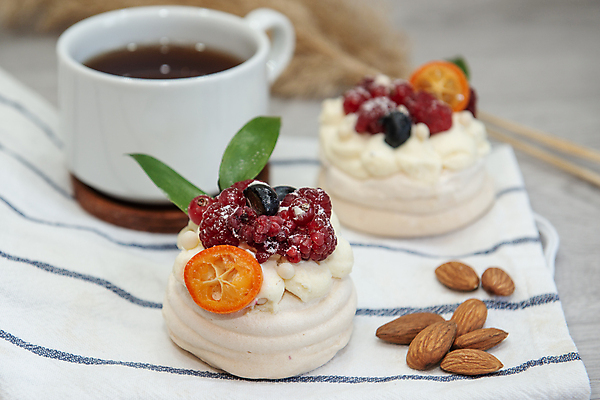 포토 JPG 해외이미지 디저트 실내 사람없음 케이크 아몬드 베리 머랭 해외202004 파블로바 해외포토 음식 과일 내부 견과류 파일형식 이미지허브