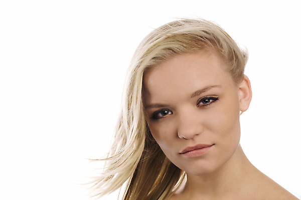 포토 JPG 해외이미지 여자 얼굴 한명 금발 흰색 고립 해외202004 해외포토 1 헤어스타일 컬러 사람 신체부위 파일형식 이미지허브