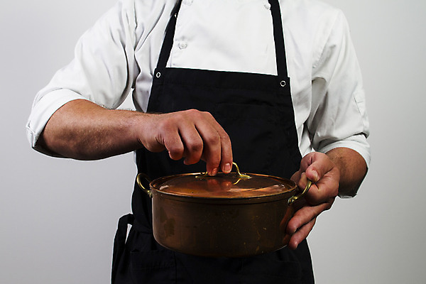 포토 JPG 해외이미지 백인 손 남자 재료 덴마크 요리 한명 사람없음 요리사 검은색 앞치마 흰색 작업 먹기 준비 만들기 음식준비 해외202004 해외포토 서양인 직업 1 컬러 모션 북유럽 사람 신체부위 파일형식 이미지허브