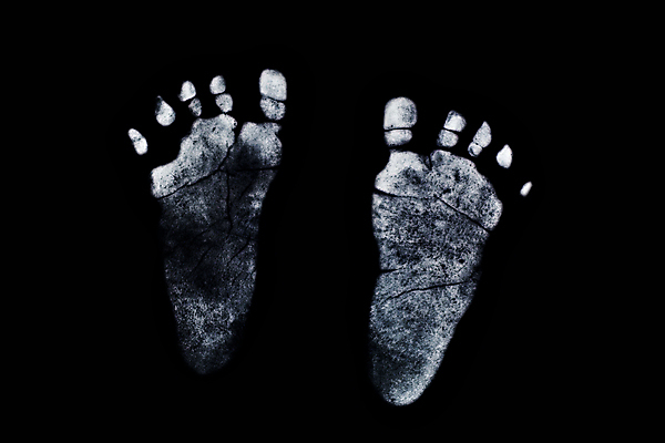 포토 JPG 해외이미지 검은배경 새로움 잉크 경기 사람없음 검은색 아기 신생아 주름 인쇄 발자국 확인 산등성이 발가락 패드 부정적 신분증 양발 증명서 해외202004 해외포토 감정 스포츠 컬러 백그라운드 컨셉 자국 발 산 사람 파일형식 이미지허브