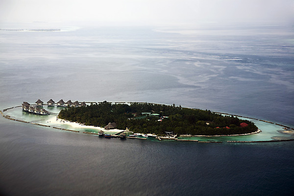 포토 JPG 해외이미지 나무 모래 바다 섬 여행 자연 휴가 안테나 풍경 사람없음 가로 초록색 물 여름 파란색 환경 침묵 흰색 만 오두막 땅 인도인 휴양지 머리위 장면 암초 천국 멀리 석호 몰디브 터키석 파라다이스 해외202004 해외포토 자연요소 외국인 식물 계절 아시아 컬러 통신 동양인 소리 장소 보석 생태계 파일형식 이미지허브