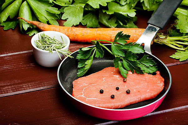 포토 JPG 해외이미지 음식 채소 근육 파슬리 육류 스테이크 사람없음 빨간색 이탈리아 당근 소고기 바비큐 자르기 굽기 날것 슬라이스 후추 단백질 등심 정육점 해외202004 해외포토 유럽 컬러 식재료 모션 뿌리채소 서양음식 상점 구이 향신료 영양소 파일형식 이미지허브