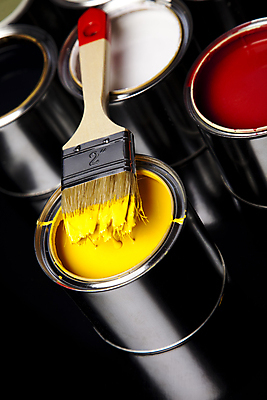 포토 JPG 해외이미지 검은배경 실내 사람없음 페인트 페인트통 페인트붓 해외202004 해외포토 백그라운드 통 내부 검은색 붓 파일형식 이미지허브