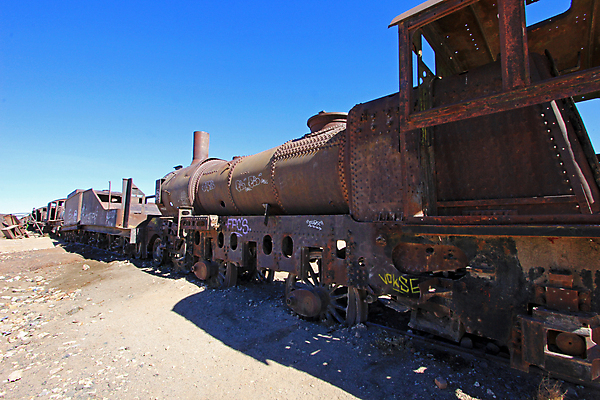 포토 JPG 해외이미지 여행 교통시설 하늘 풍경 사람없음 파란색 금속 미국 사막 기차 골동품 바퀴 역사 수증기 은퇴 철 버리기 부식 복고 과거 엔진 한조각 남쪽 구식 깨짐 볼리비아 선로 썩음 옛날 파멸 해외202004 해외포토 1 육상교통 컬러 교통 컨셉 북아메리카 모션 재질 대중교통 아메리카 방향 시설 파일형식 소멸 이미지허브