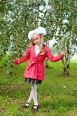 포토 JPG 해외이미지 나무 식물 백인 1 학생 응시 공원 여학생 여자 교육 어린이 학교 자연 휴가 한명 야외 목재 빨간색 금발 축제 재킷 가을 오픈 9월 활 정사각형 자작나무 최초 해외202004 해외포토 도형 서양인 헤어스타일 시선 계절 공공시설 컬러 재료 사람 외투 날짜 생태계 파일형식 이미지허브