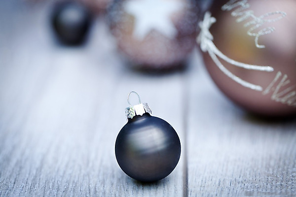 포토 JPG 해외이미지 크리스마스장식 크리스마스 실내 사람없음 아웃포커스 장식볼 오브젝트 오너먼트 나무배경 해외202004 해외포토 기념일 백그라운드 촬영기법 내부 장식 파일형식 이미지허브