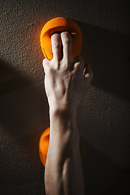 포토 JPG 해외이미지 백인 1 손 남자 벽 스포츠 포즈 2 신체 손가락 근육 실내 사람 성인 사람없음 일상 세로 운동 힘 죽음 잡기 당기기 연습 체육관 오르기 근육질 팔 인공 해외202004 해외포토 서양인 모션 건강 내부 라이프 신체부위 몸매 파일형식 이미지허브