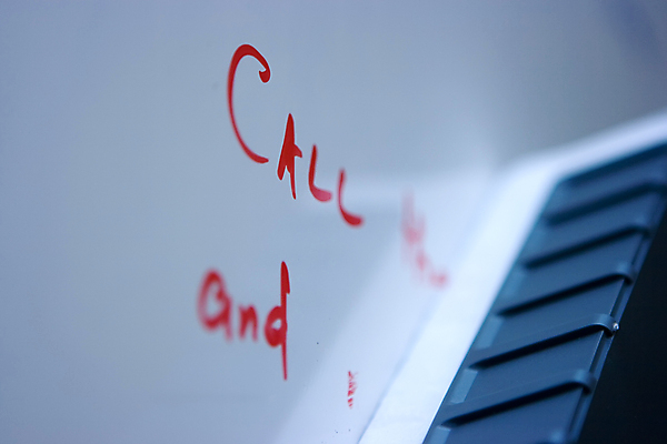 포토 JPG 해외이미지 디자인 비즈니스 표시 설계 아이디어 매달리기 사람없음 빨간색 사무실 꼬리표 우주 공백 흰색 기록 널 계획 플라스틱 디자이너 지우개 클립 서류판 해외202004 해외포토 직업 컬러 컨셉 모션 재질 학용품 라벨 사무용품 파일형식 이미지허브