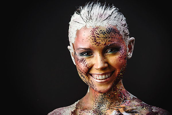 포토 JPG 해외이미지 응시 여자 컨셉 검은배경 실내 한명 웃음 상반신 성인 앞모습 판타지 신비 바디페인팅 페이스페인팅 성인여자한명만 해외202004 해외포토 1 시선 뷰포인트 백그라운드 상상 표정 사람 내부 검은색 여자한명만 성인여자만 파일형식 이미지허브