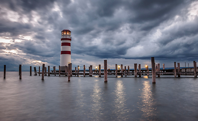포토 JPG 해외이미지 구름 응시 유럽 호수 파도 바다 여행 하늘 휴가 등대 항해 경고 안전 사람없음 목재 물 빛 햇빛 일출 탑 항구 어둠 황혼 일몰 새벽 오스트리아 야간 저녁 방파제 포트 네비게이션 두더지 해외202004 해외포토 자연요소 나무 건축물 시선 공공시설 나라 배_교통 재료 교통시설 태양 노을 파일형식 이미지허브