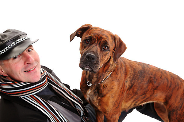 포토 JPG 해외이미지 전신 동물 응시 남자 행복 백그라운드 포유류 놀이 실내 한명 서기 옆모습 가로 반려동물 가축 게임 기다림 개 흰배경 귀 잡종 고립 복종 유래 카피스페이스 해외202004 해외포토 1 시선 감정 뷰포인트 모션 사람 내부 신체부위 공백 흰색 파일형식 이미지허브