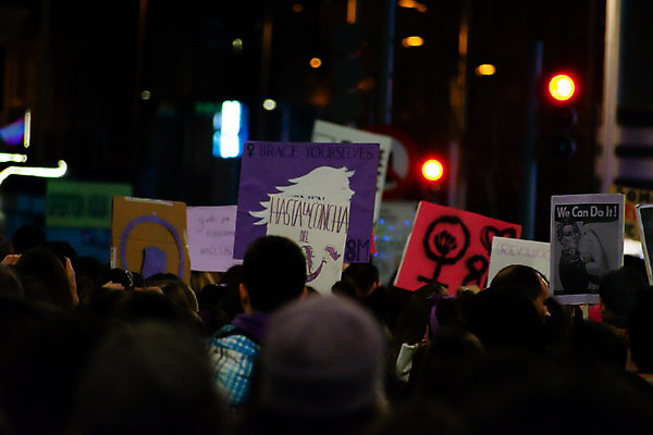 포토 JPG 해외이미지 여자 남자 유럽 포스터 이동 거리 사람 사람없음 힘 자유 도시 사회 센터 역사 뉴스 스페인 야간 8 큼 싸움 정사각형 커뮤니티 혁명 마드리드 소셜 스트라이크 평등 항의 해외202004 해외포토 자연요소 도형 나라 컨셉 모션 숫자 크기 공동체 파일형식 이미지허브